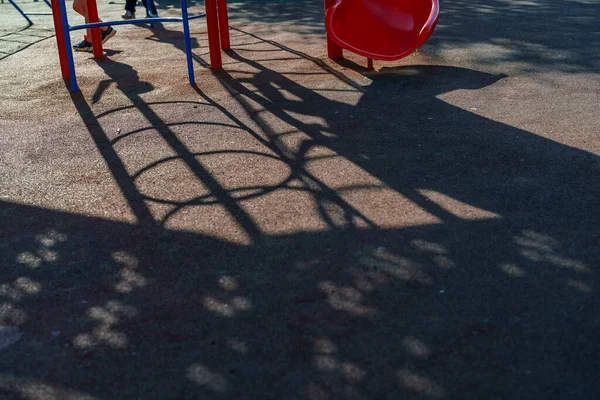 Kinderspielplatz Freien Mit Weicher Oberfläche Sonniger Sommertag Mit Langen Schatten — Stockfoto