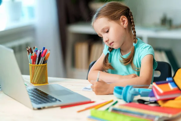 Niña Atenta Usando Utiliza Ordenador Portátil Para Hacer Una Videollamada — Foto de Stock