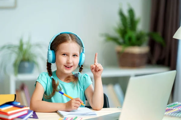 Kleines Mädchen Mit Kopfhörer Benutzt Laptop Videoanrufe Mit Ihrem Lehrer — Stockfoto