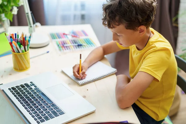 Shcoolboy Använder Laptop För Att Ringa Videosamtal Med Sin Lärare — Stockfoto