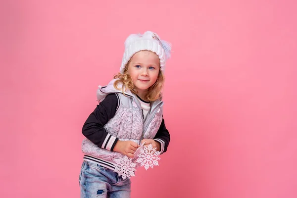 Söt Liten Flicka Hatt Och Väst Håller Jul Snöflingor Rosa — Stockfoto