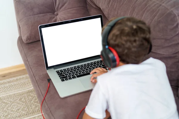 Närbild Pojken Hörlurar Med Laptop Ligger Soffan Barn Glada Att — Stockfoto