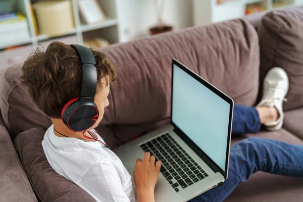 Närbild Pojken Med Hörlurar Och Laptop Sitter Soffan Barn Glada — Stockfoto