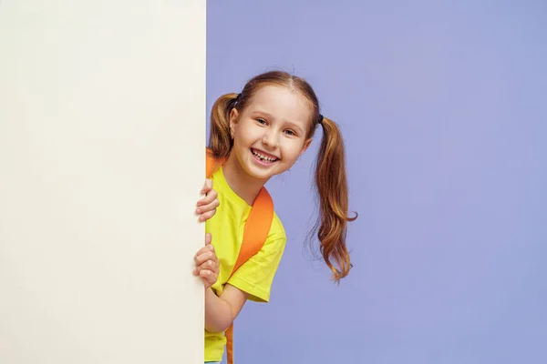 Menina Pré Escolar Feliz Sem Dente Leite Com Dois Rabos — Fotografia de Stock