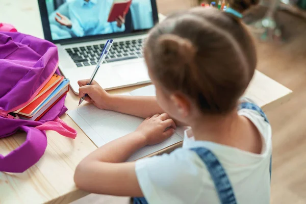 Niña Usa Portátil Para Hacer Una Videollamada Con Maestra Niño — Foto de Stock