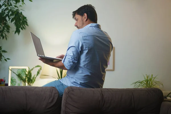 Joven Hombre Negocios Trabaja Casa Por Noche Ordenador Portátil Trabajando — Foto de Stock