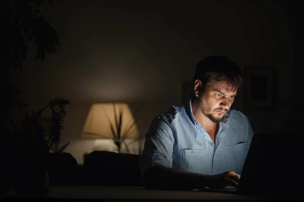 Ung Manlig Affärsman Arbetar Hemma Natten Laptop Arbetar Från Hemmakontoret — Stockfoto