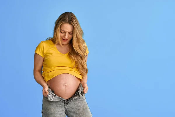 Verrast Boos Zwangere Vrouw Probeert Zetten Jeans Die Klein Zijn — Stockfoto