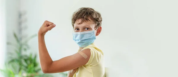 Boldog Mosolygós Beoltott Fiú Maszkban Mutatja Kezét Egy Folttal Coronavirus — Stock Fotó