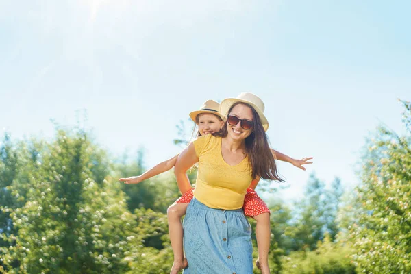 Heureux Famille Aimante Maman Fille Filant Riant Sous Jet Eau — Photo