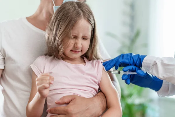 Médico Niña Una Inyección Hombro Niño Sienta Regazo Del Padre —  Fotos de Stock