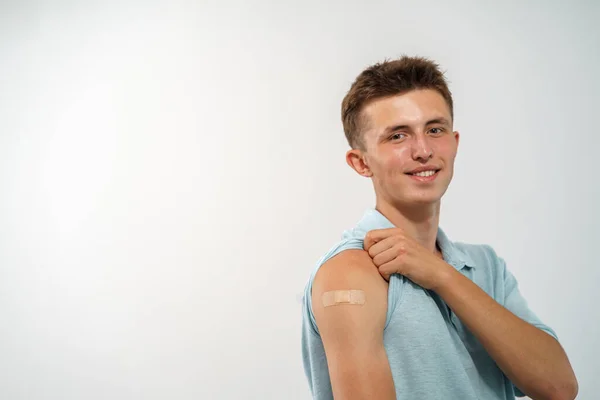 Happy Smiling Vaccinated Teenager Muestra Mano Con Parche Después Una — Foto de Stock