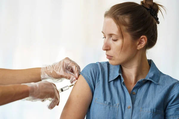 Médico Administra Una Mujer Joven Adulta Una Inyección Hombro Vacunación — Foto de Stock