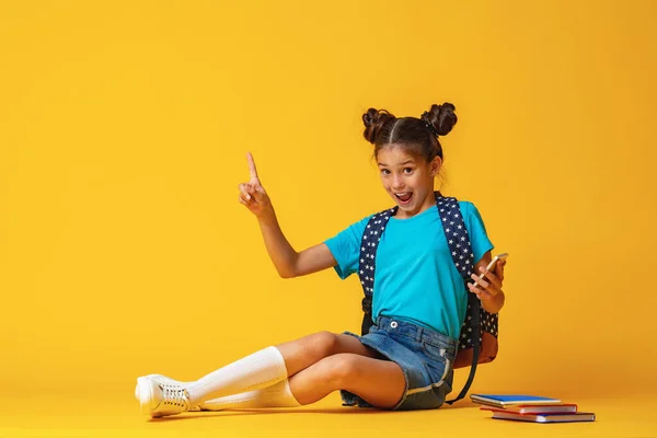 Χαρούμενο Χαμογελαστό Έφηβο Κορίτσι Χαλαρά Ρούχα Σακίδιο Και Βιβλία Κάθεται — Φωτογραφία Αρχείου