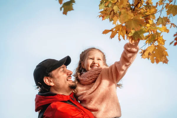 Счастливая Семья Папа Дочь Обнимаются Играют Смеются Осенней Прогулке Девушка — стоковое фото