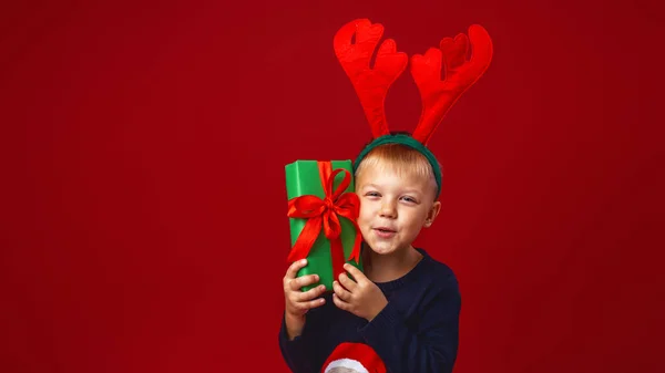 Niño Feliz Años Con Cuernos Reno Sobre Fondo Rojo Brillante — Foto de Stock