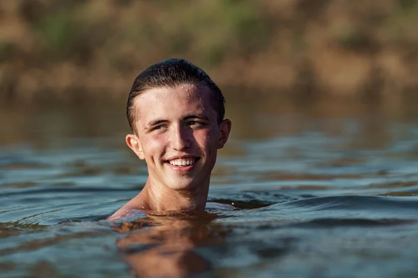 Mosolygó Fiatal Vonzó Férfi Úszik Folyóban Vagy Tóban Élvezi Frissíti — Stock Fotó