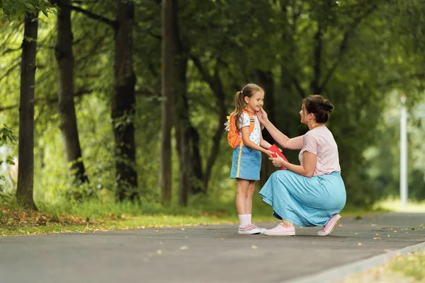 Mère Attentionnée Accompagne Enfant École Parent Encourage Élève Accompagner École — Photo