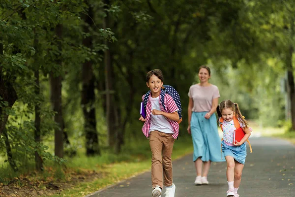 Liefdevolle Familie Zorgzame Moeder Ontmoet Vrolijke Kinderen Jongen Meisje Met — Stockfoto