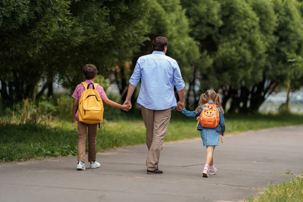 Liefdevolle Familie Een Zorgzame Vader Begeleidt Vrolijke Kinderen Een Jongen — Stockfoto