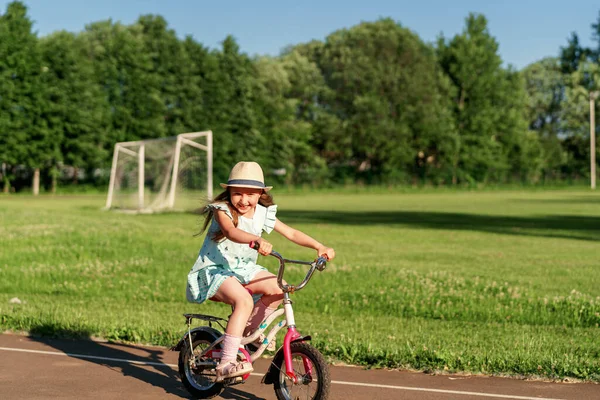 Petite Fille Mignonne Monte Monte Vélo Stade Enfant Aime Monter — Photo