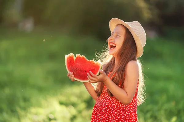 Encantadora Niña Vestido Sombrero Con Pelo Suelto Ligero Está Comiendo —  Fotos de Stock