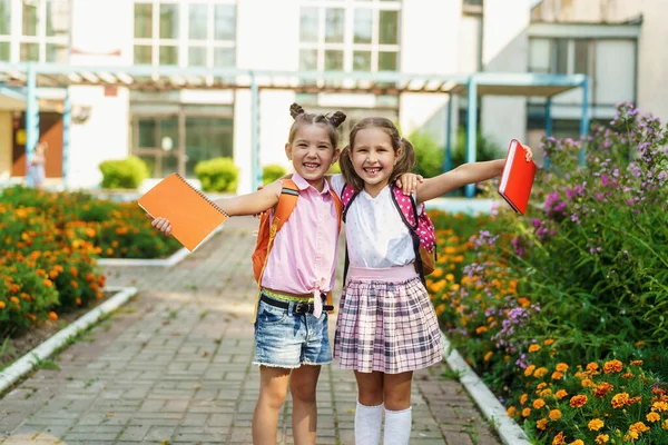 Duas Meninas Estudantes Ensino Fundamental Com Mochilas Andando Rua Abaixo — Fotografia de Stock