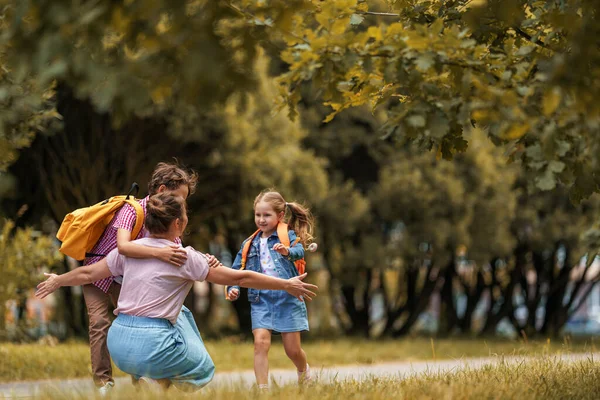 Famille Aimante Mère Attentionnée Rencontre Des Enfants Joyeux Garçon Fille — Photo