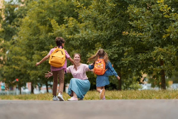 Famille Aimante Mère Attentionnée Rencontre Des Enfants Joyeux Garçon Fille — Photo