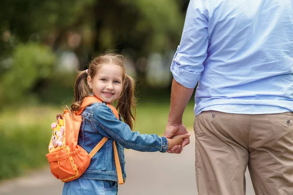 Kochająca Rodzina Opiekuńczy Tata Towarzyszy Małej Dziewczynce Plecakami Szkoły Dziecko — Zdjęcie stockowe