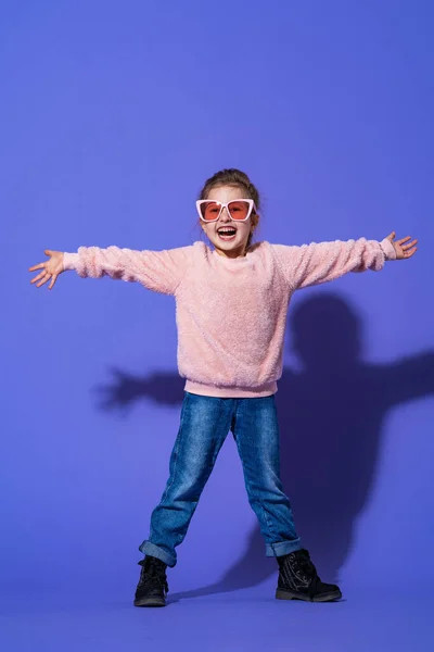 Retrato Una Niña Linda Sorprendida Gafas Sol Sobre Fondo Púrpura — Foto de Stock