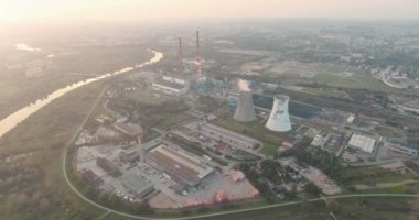 Güç istasyonunun günbatımı zaman Krakow yakınındaki hava hyperlaps
