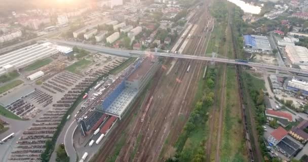 Vista aérea del tren y tranvía en el puente en Polonia — Vídeo de stock