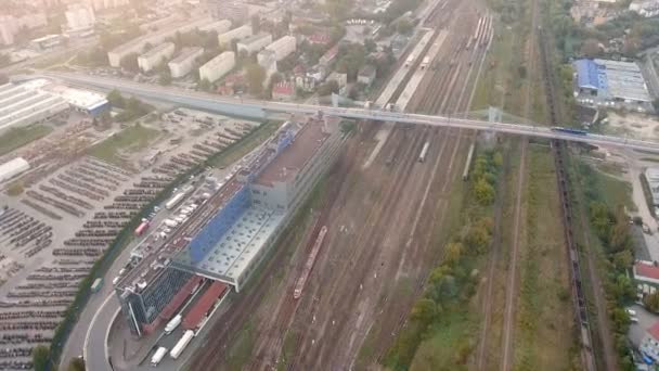 Vídeo aéreo de Cracovia desde el avión no tripulado sobre la estación de tren con zoom — Vídeos de Stock