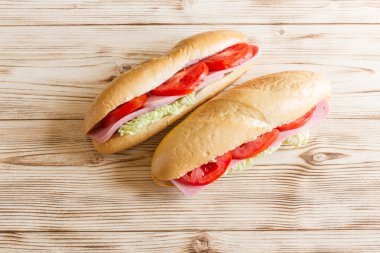 Jambon ve domuz pastırması marul domates mayonez baget ile taze sandviç