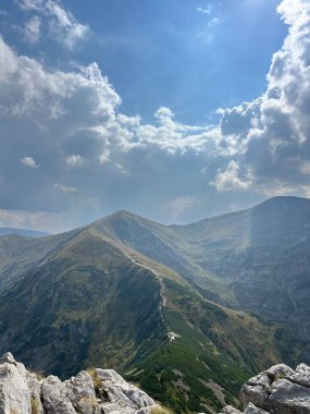 Dramatik Gökyüzü Altındaki Majestic Alpine Peaks ve Rolling Shadows ve Light. Yüksek kalite fotoğraf