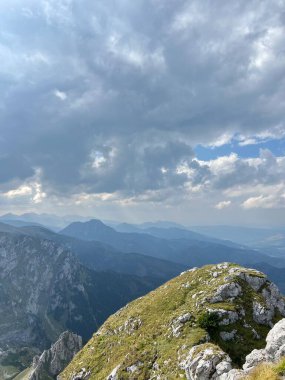 Rocky Hilltop Uzak Dağ Dağları 'nın Mavi Katmanları. Yüksek kalite fotoğraf