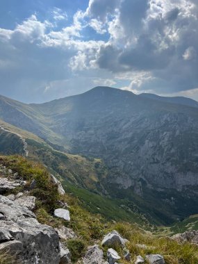 Yüksek yamaçlarda kıvrılan Engebeli Dağ Yolu üzerindeki yumuşak güneş ışınları. Yüksek kalite fotoğraf