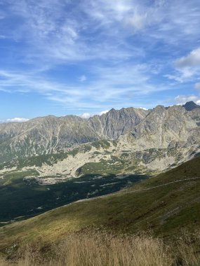 Açık Sonbahar Gökyüzü Altında Yüksek Tatra Dağları ve Alp Gölleri. Yüksek kalite fotoğraf