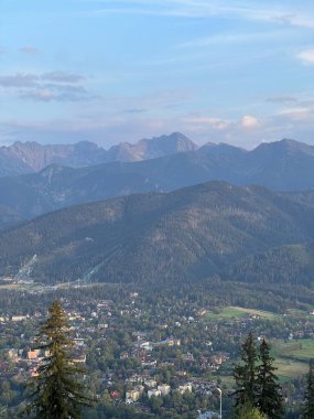Yumuşak Akşam Işığında Tatra Tepeleri 'nin Orman Vadisi üzerindeki panoramik manzarası. Yüksek kalite fotoğraf