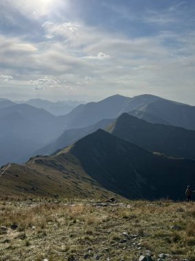 Dağ Sırtı Patikası Yazın Tatralar Üzerinden Güneş Tarafından aydınlatıldı. Yüksek kalite fotoğraf