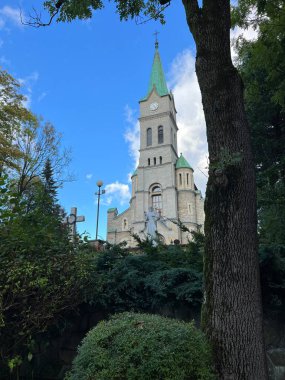 Zakopane 'de Yeşil Spire' ın bulunduğu tarihi kilise Ağaçlarla çevrili. Yüksek kalite fotoğraf