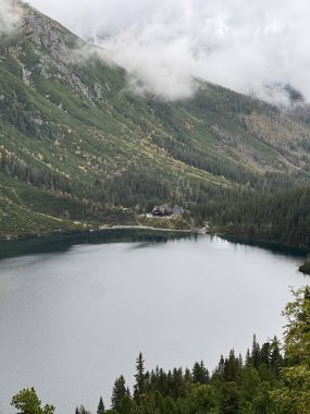 Huzurlu Morskie Gölü Oko ve Yuvarlanan Bulutların Altındaki Dağ Locası. Yüksek kalite fotoğraf