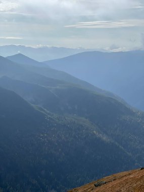 Sisli Öğleden Sonra Işığında Uzak Dağ Dağlarının Mavi Katmanları. Yüksek kalite fotoğraf