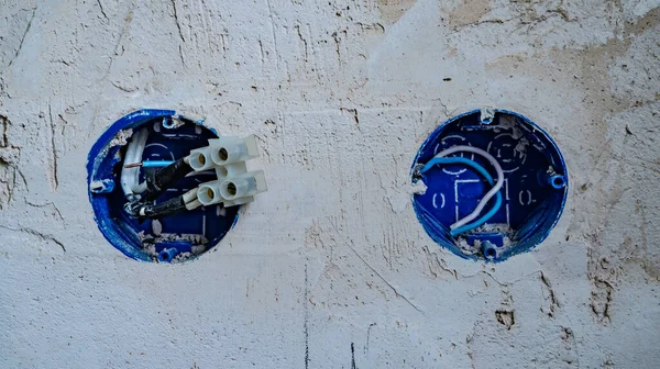 Beyaz bir duvarda iki ders kitabı. Duvar Kağıdı