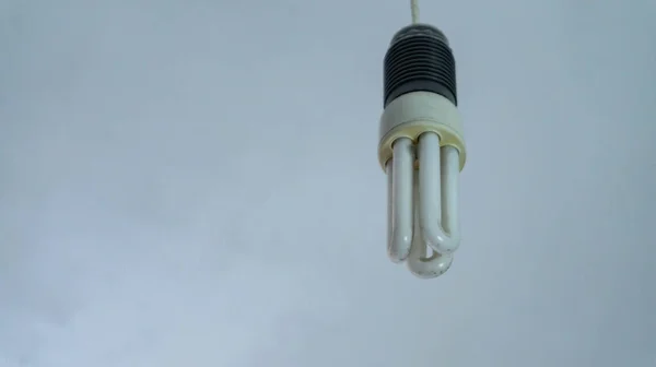 Beyaz arkaplanda eski bir ampul