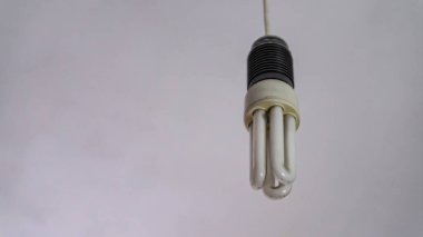 Beyaz arkaplanda eski bir ampul