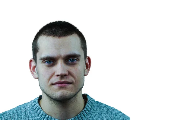 Tıraşsız yakışıklı bir beyaz adam internette bulduğu komik bir mim 'e gülümsüyor. Gülümsemesi güzel gülüşünü gösteriyor. Olumlu insan yüz ifadeleri ve duyguları. beyaz arkaplanda izole.