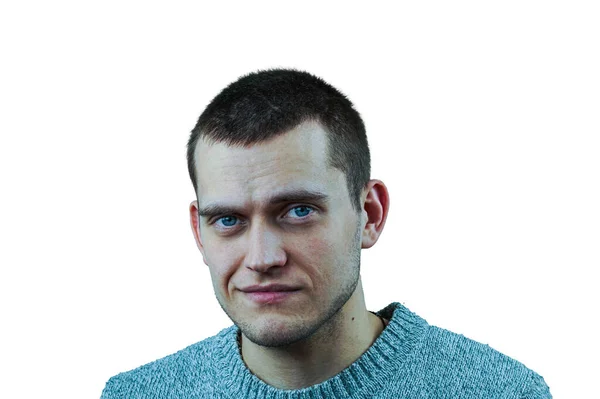 Tıraşsız yakışıklı bir beyaz adam internette bulduğu komik bir mim 'e gülümsüyor. Gülümsemesi güzel gülüşünü gösteriyor. Olumlu insan yüz ifadeleri ve duyguları. beyaz arkaplanda izole.