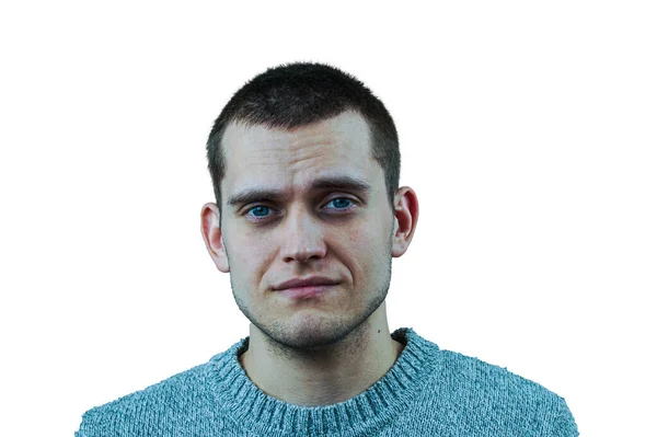 Tıraşsız yakışıklı bir beyaz adam internette bulduğu komik bir mim 'e gülümsüyor. Gülümsemesi güzel gülüşünü gösteriyor. Olumlu insan yüz ifadeleri ve duyguları. beyaz arkaplanda izole.